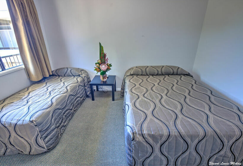 Queens Hotel & Motel