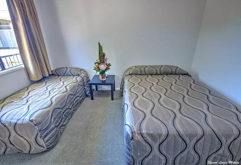 Queens Hotel & Motel