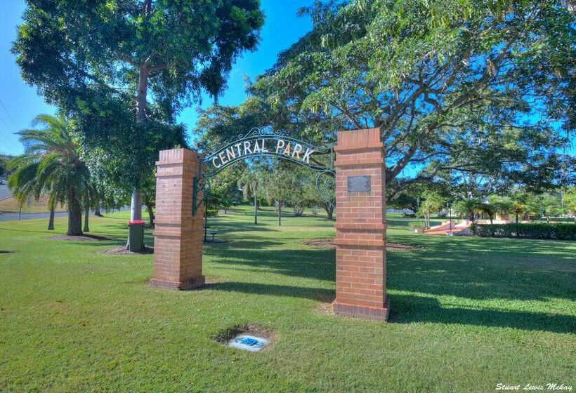 Queens Hotel & Motel