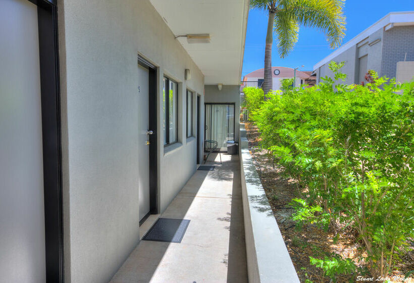 Queens Hotel & Motel