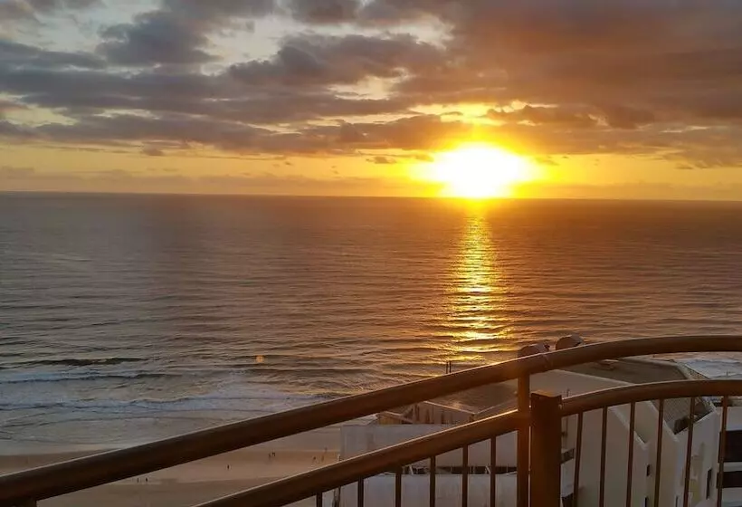 Отель Beachcomber Surfers Paradise