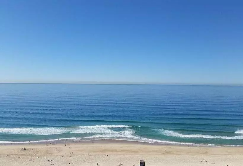 Отель Beachcomber Surfers Paradise