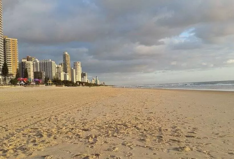 Отель Beachcomber Surfers Paradise