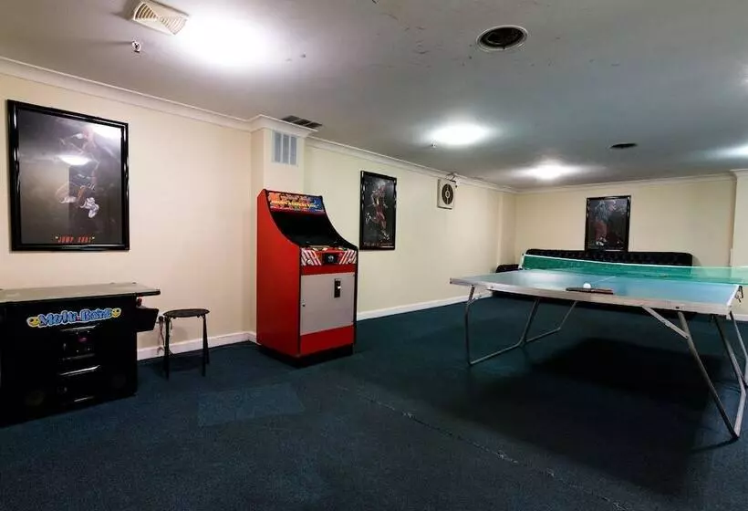 Отель Beachcomber Surfers Paradise