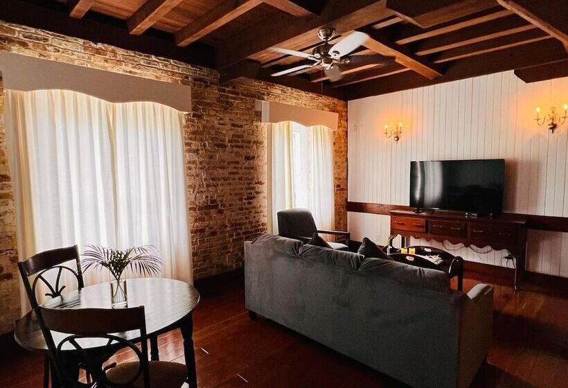 هتل Copper And Lumber Store