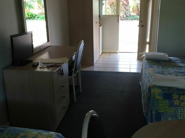 호텔 Glades Country Club Motor Inn