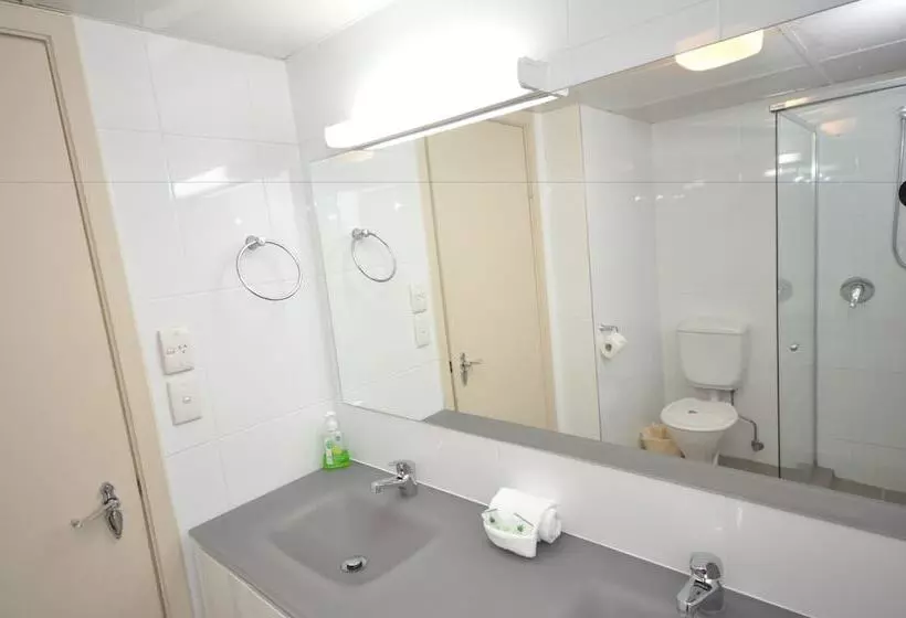 Отель Moorings On Cavill Surfers Paradise