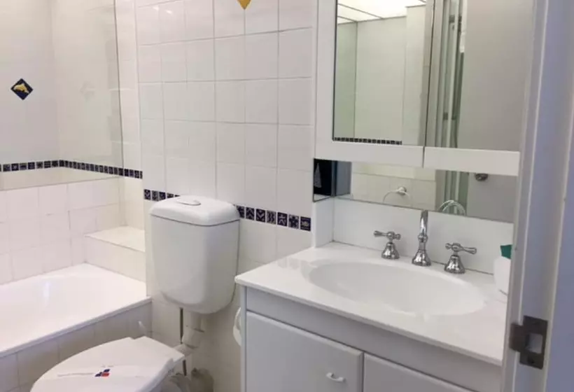 Отель Moorings On Cavill Surfers Paradise