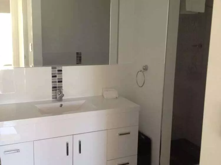 Отель Moorings On Cavill Surfers Paradise