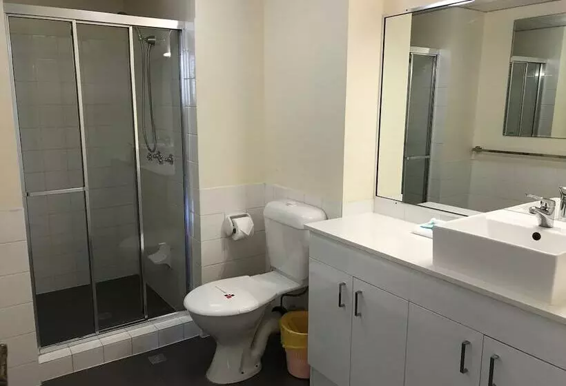 Отель Moorings On Cavill Surfers Paradise