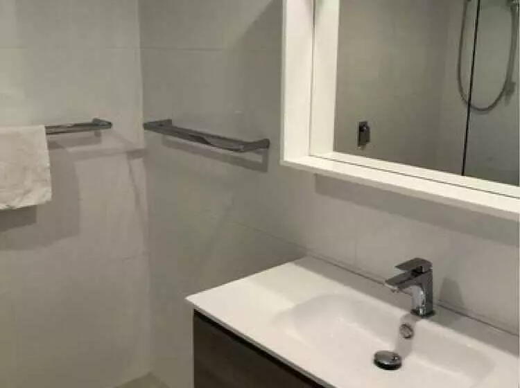 Отель Moorings On Cavill Surfers Paradise