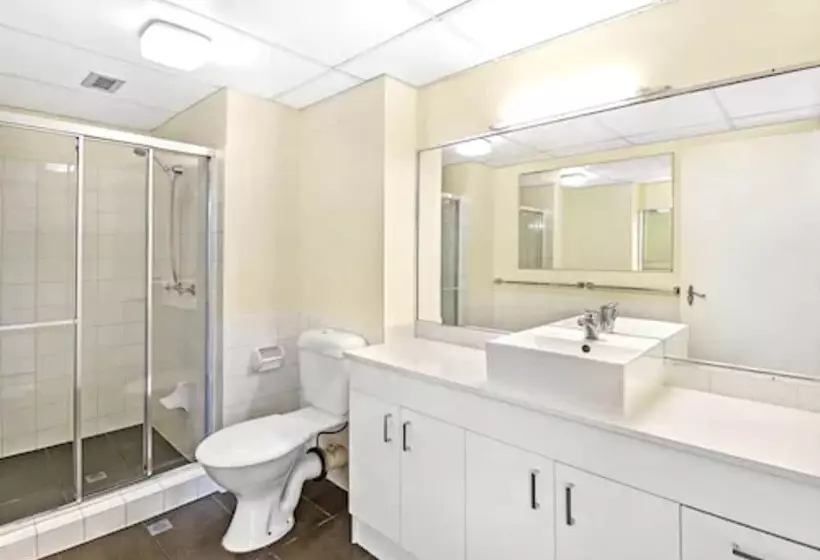 Отель Moorings On Cavill Surfers Paradise