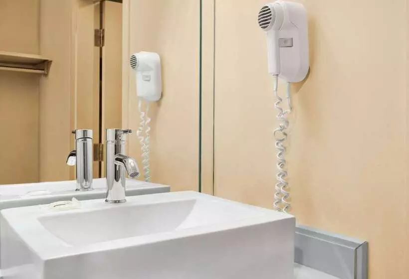 Отель Days Inn Blainville & Centre De Conférence