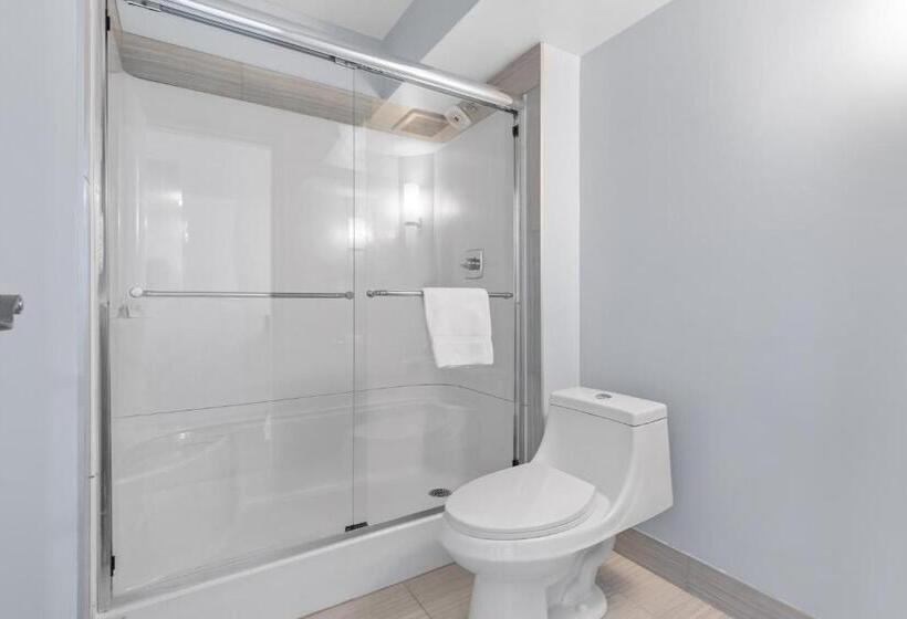 Emerald Hotel & Suites Calgary Airport