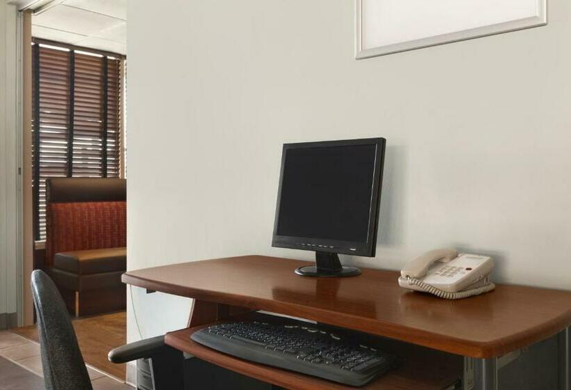 هتل Travelodge By Wyndham Cranbrook