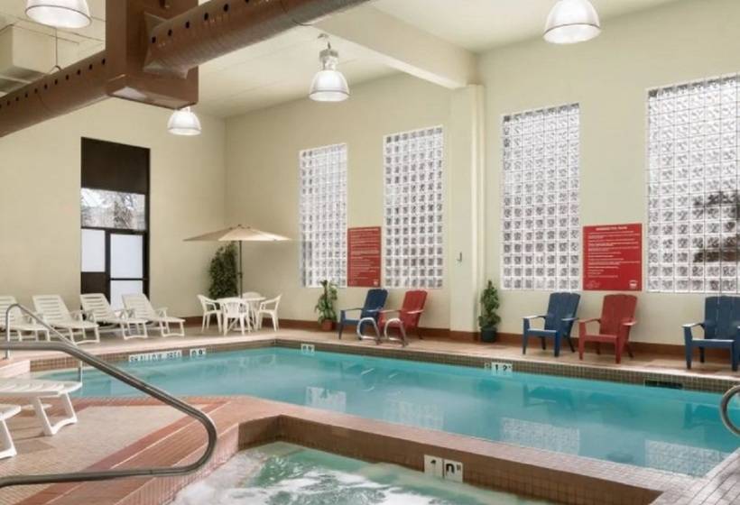 בית מלון כפרי Travelodge By Wyndham Edmonton South