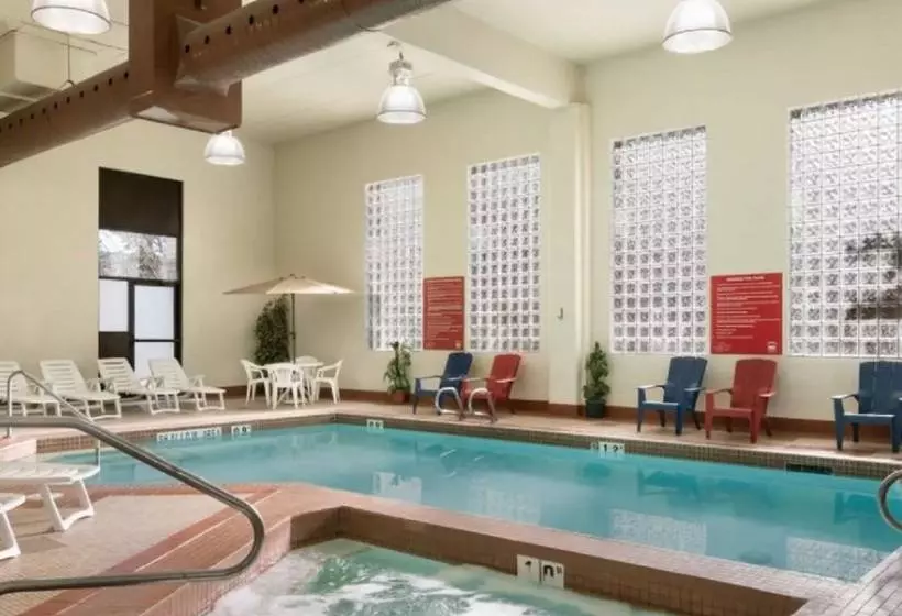 酒店 Travelodge By Wyndham Edmonton South