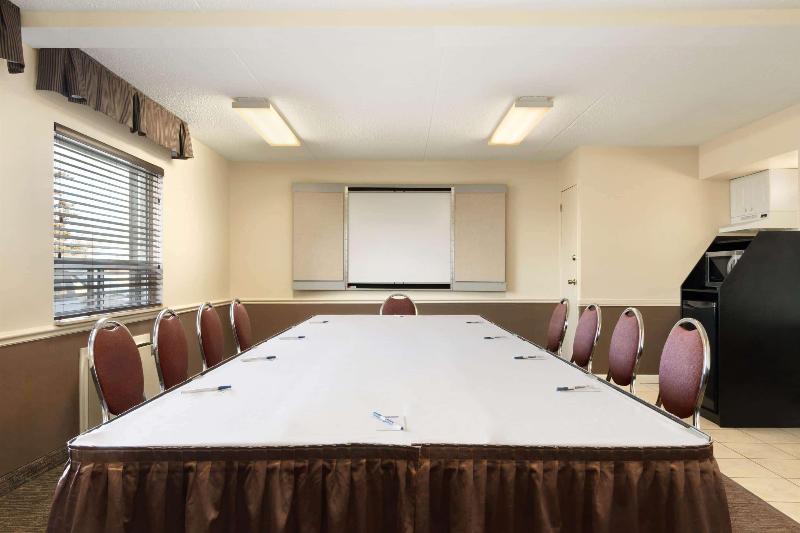 בית מלון כפרי Travelodge By Wyndham Edmonton South