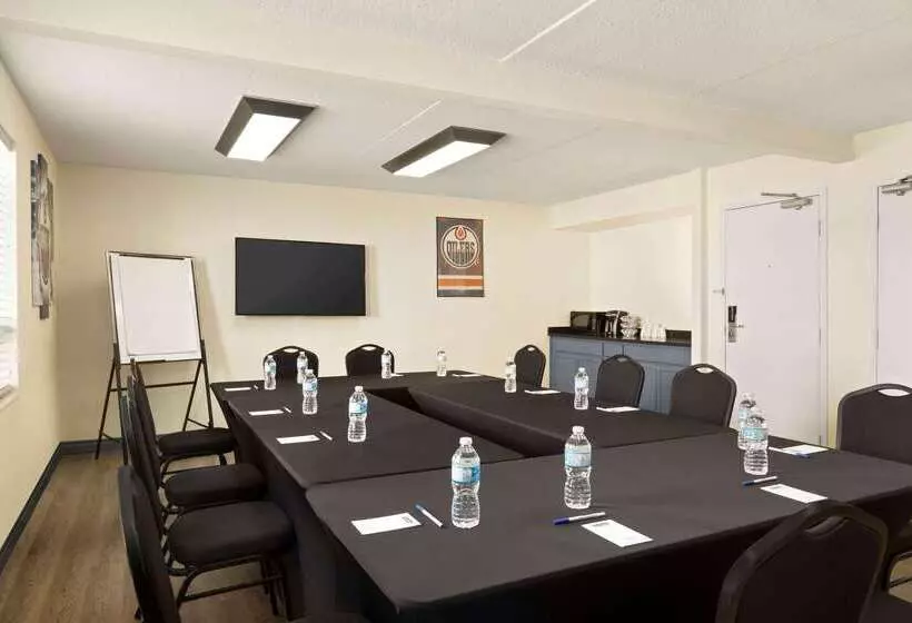 酒店 Travelodge By Wyndham Edmonton West