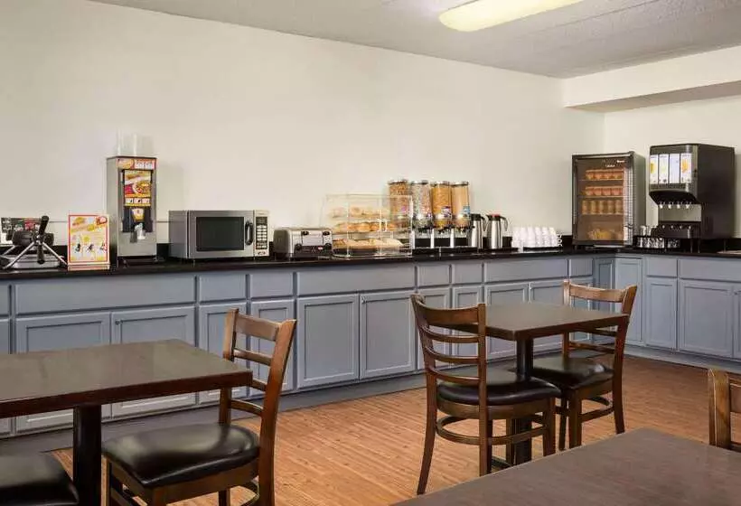 酒店 Travelodge By Wyndham Edmonton West