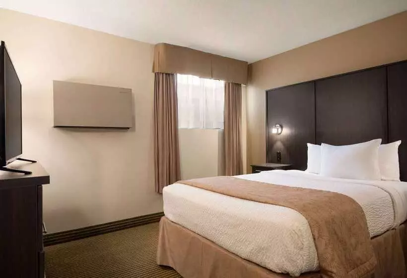 Szálloda Days Inn By Wyndham Renfrew Conference Centre