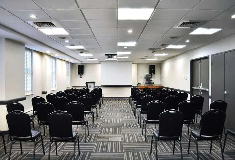 ホテル Doubletree By Hilton Ottawa Downtown
