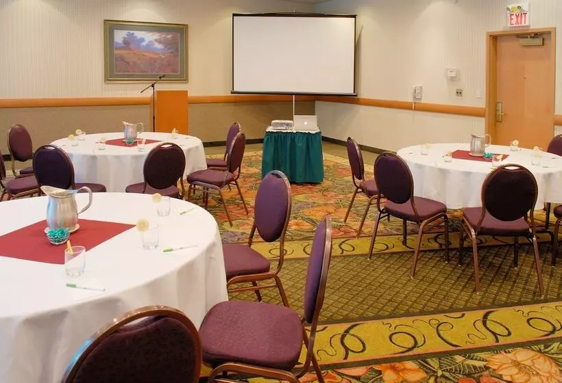 בית מלון כפרי Holiday Inn & Suites North Vancouver, An Ihg