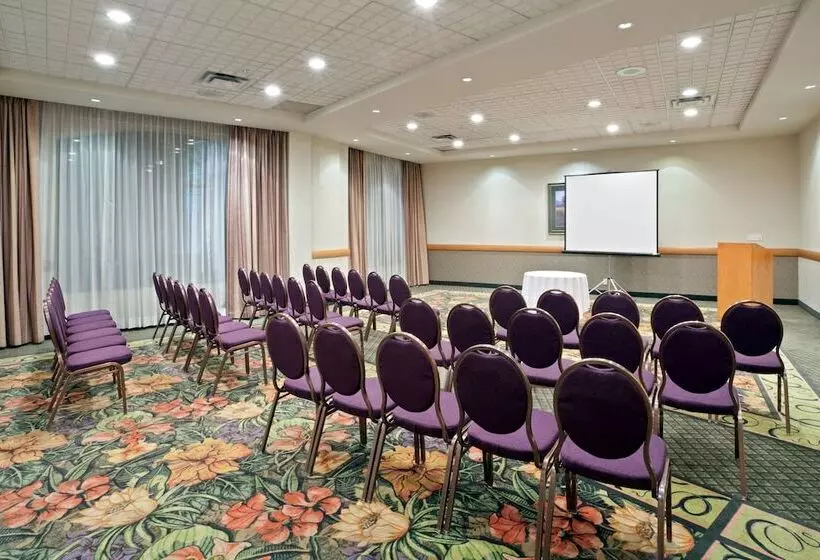 בית מלון כפרי Holiday Inn & Suites North Vancouver, An Ihg