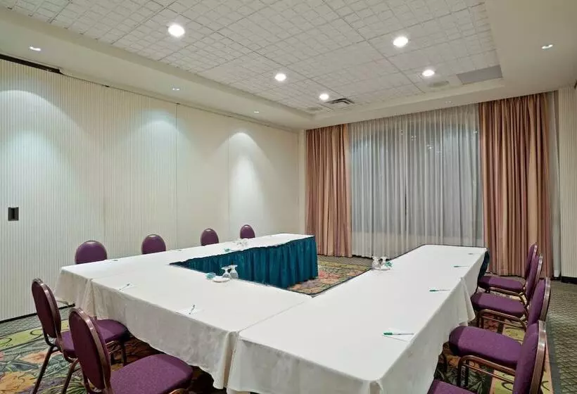 בית מלון כפרי Holiday Inn & Suites North Vancouver, An Ihg