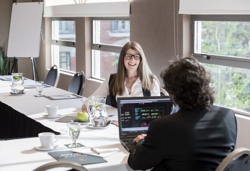 هتل The Crystal Lodge