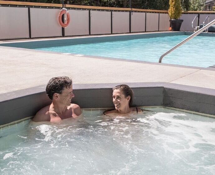 هتل The Crystal Lodge