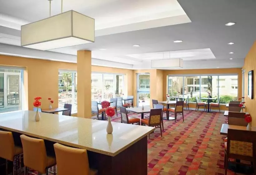 ホテル Towneplace Suites By Marriott Mississaugaairport Corporate Centre