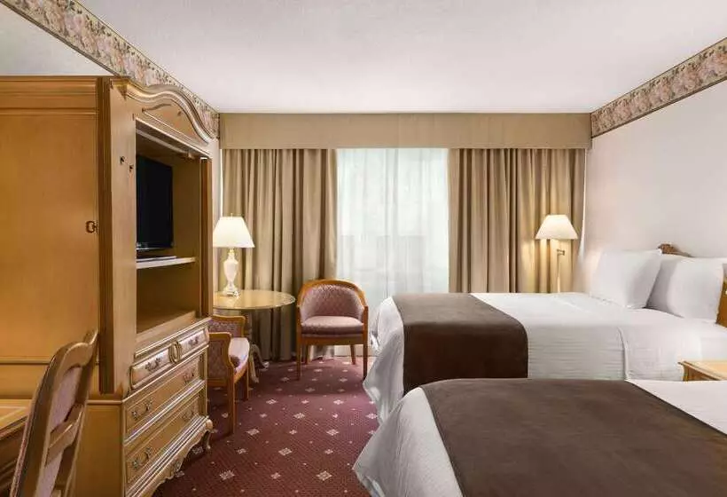 فندق Travelodge By Wyndham Niagara Falls Fallsview