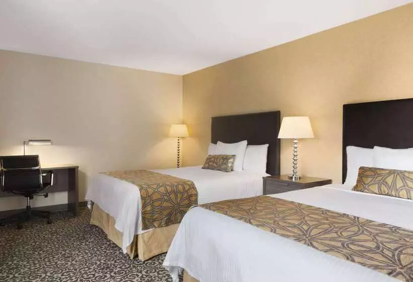 فندق Travelodge By Wyndham Niagara Falls Fallsview