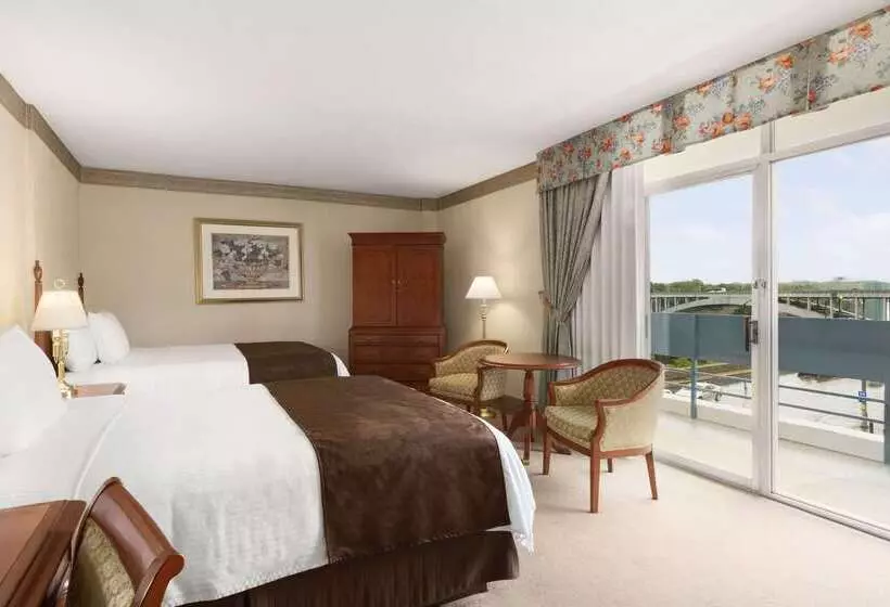 فندق Travelodge By Wyndham Niagara Falls Fallsview