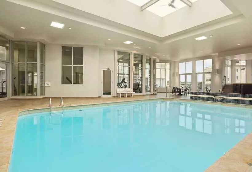 فندق Travelodge By Wyndham Niagara Falls Fallsview