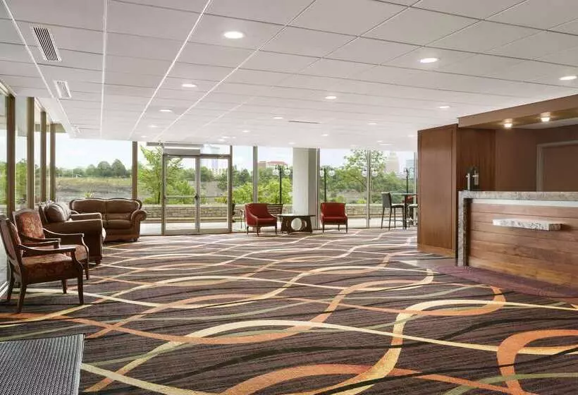 فندق Travelodge By Wyndham Niagara Falls Fallsview