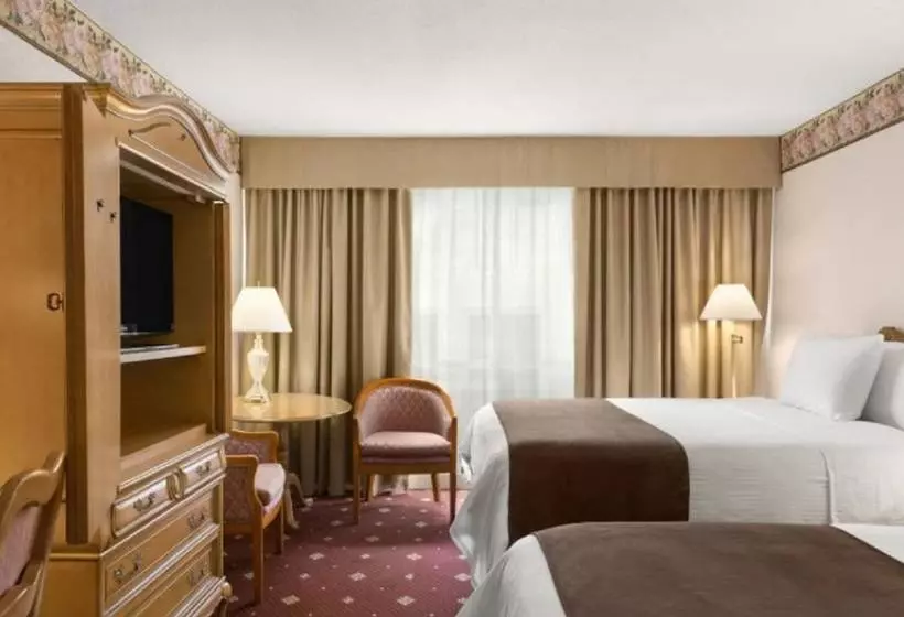 فندق Travelodge By Wyndham Niagara Falls Fallsview