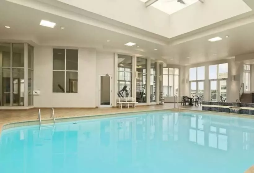 فندق Travelodge By Wyndham Niagara Falls Fallsview