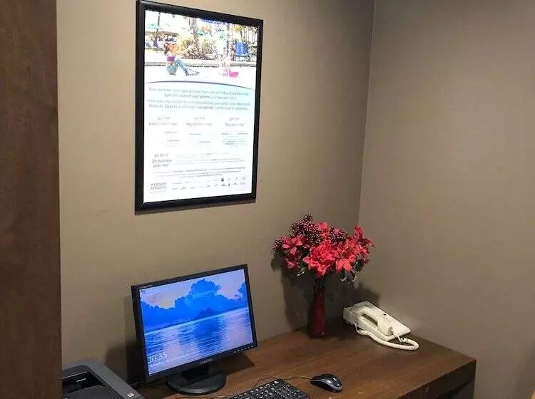 فندق Travelodge By Wyndham Niagara Falls Fallsview