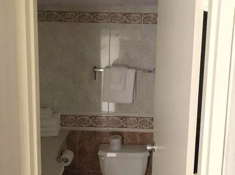 فندق Travelodge By Wyndham Niagara Falls Fallsview