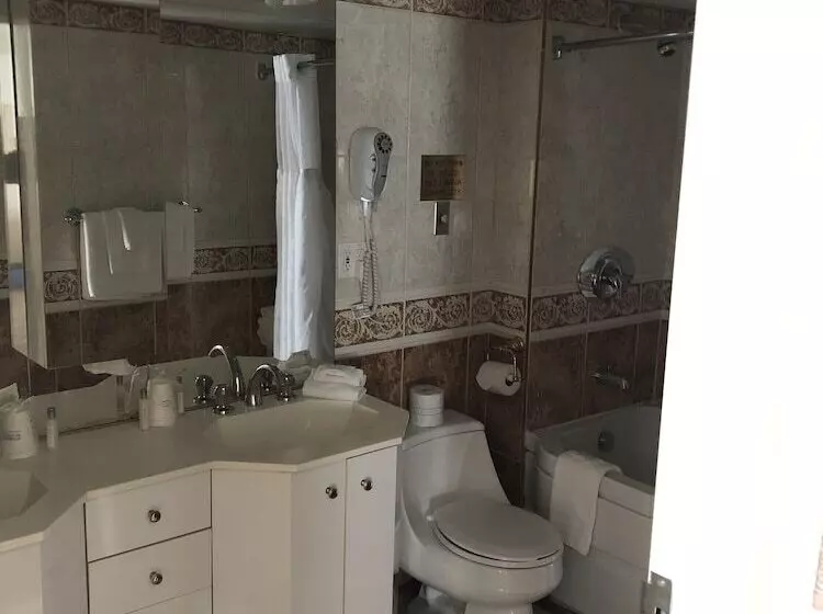 فندق Travelodge By Wyndham Niagara Falls Fallsview