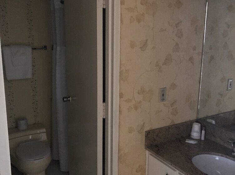 فندق Travelodge By Wyndham Niagara Falls Fallsview