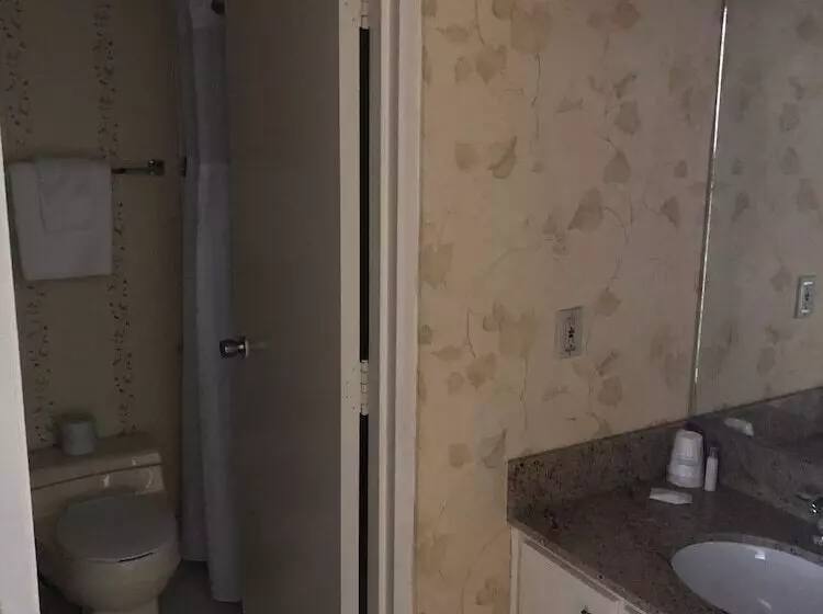 فندق Travelodge By Wyndham Niagara Falls Fallsview