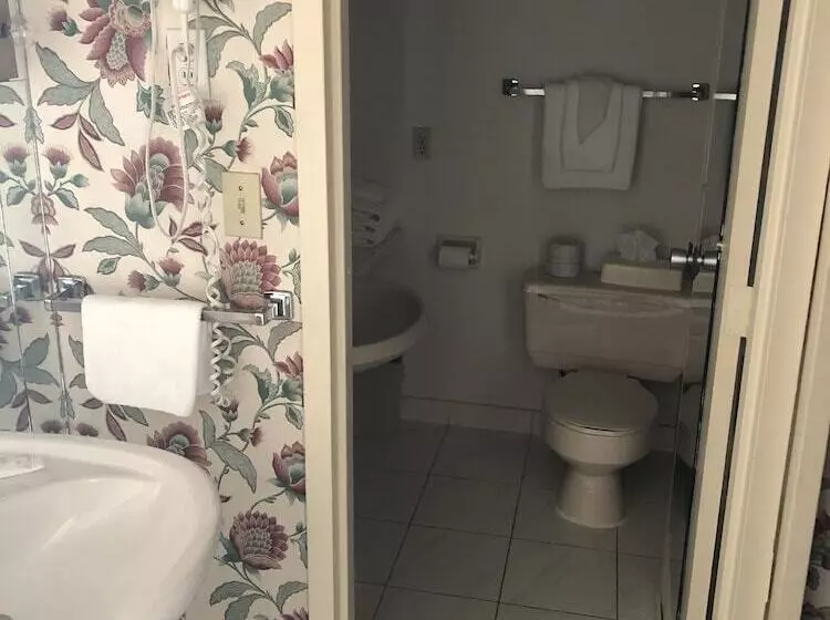 فندق Travelodge By Wyndham Niagara Falls Fallsview