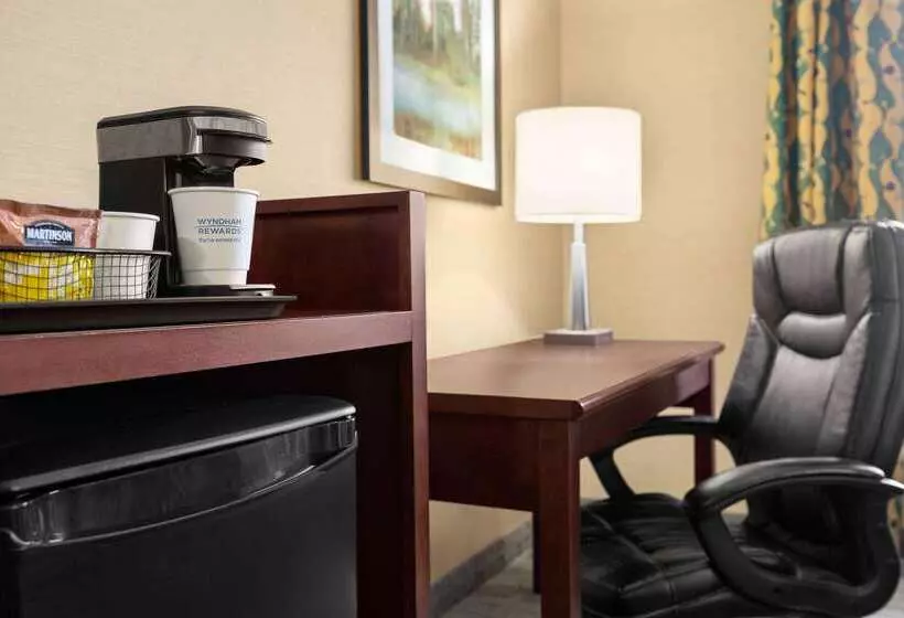 فندق Travelodge By Wyndham Oshawa Whitby