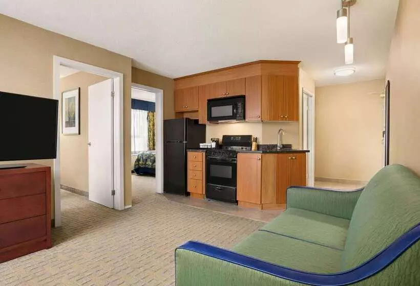 فندق Travelodge By Wyndham Oshawa Whitby