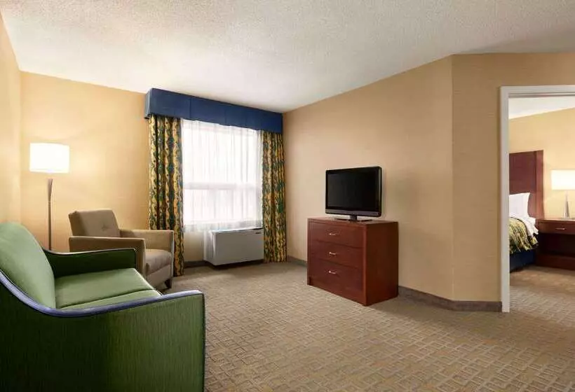 فندق Travelodge By Wyndham Oshawa Whitby