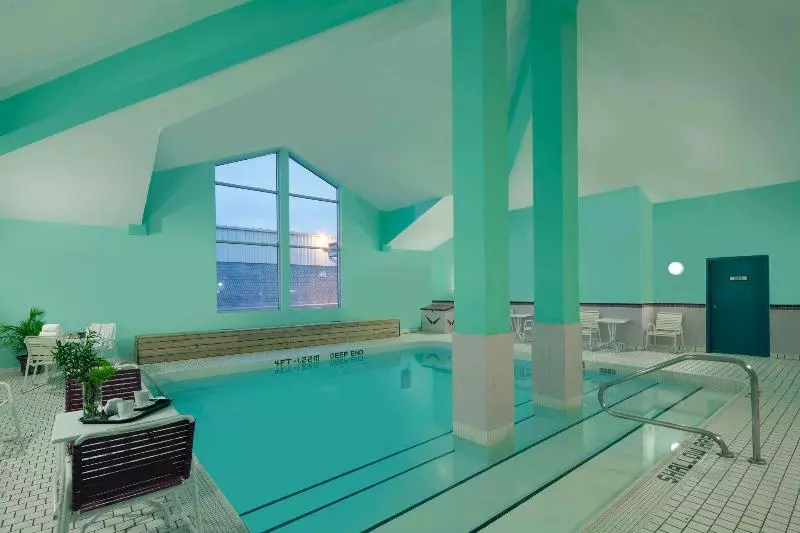 فندق Travelodge By Wyndham Oshawa Whitby