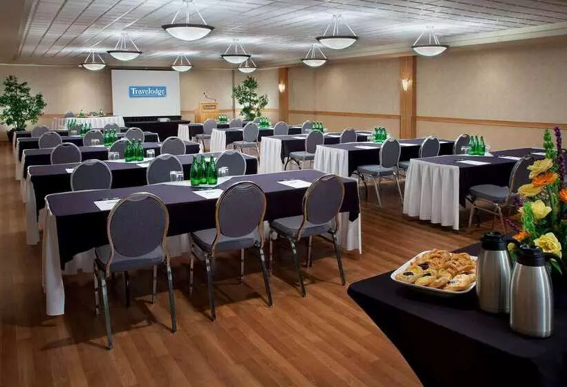 Travelodge Hotel By Wyndham Saskatoon